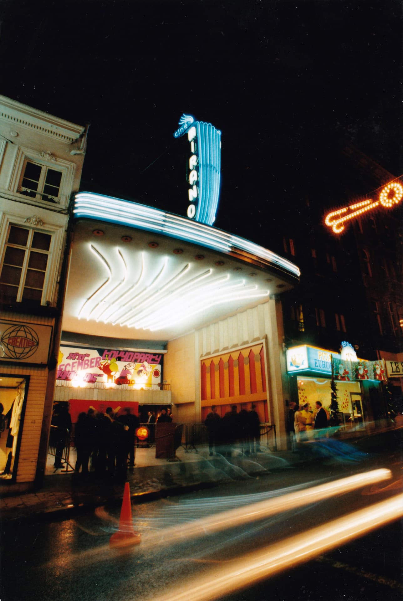 La façade du Mirano Continental le soir de la Tokyo Party, décembre 1994.